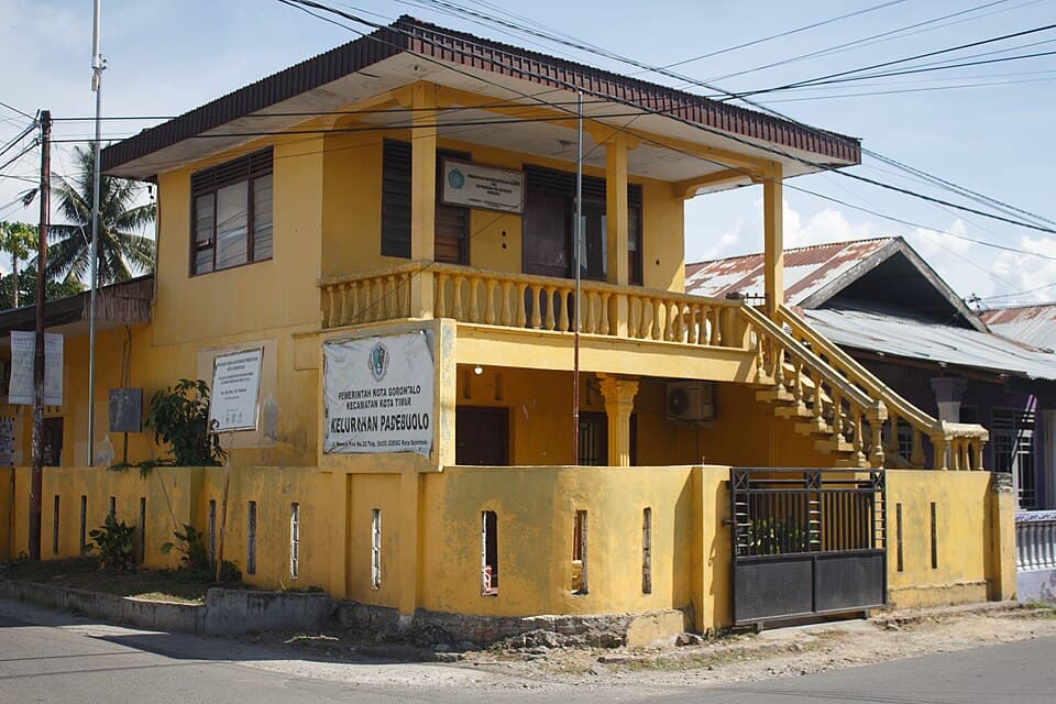 Menara di Kelurahan Padebuolo